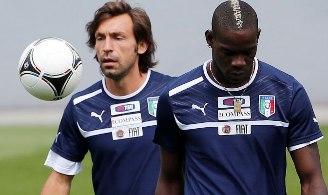 Balotelli saca su lado romántico y toca una serenata a Pirlo (Video)