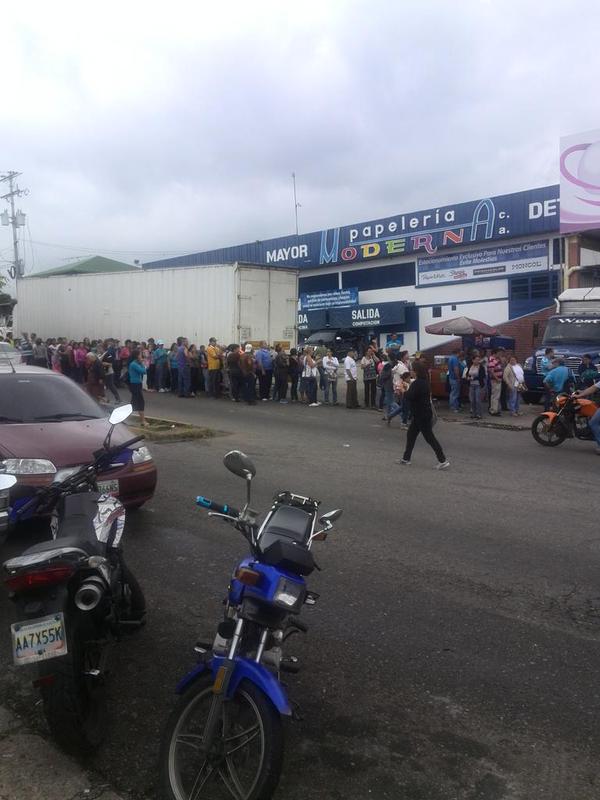 Así está la cola para comprar leche en San Cristóbal este #21M (Foto)