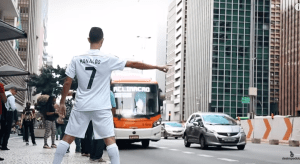 Esto pasaría si Cristiano Ronaldo hiciera sus “payasadas” en la vida real (VIDEO)