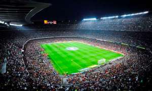 El Camp Nou pita al himno de la “Champions”