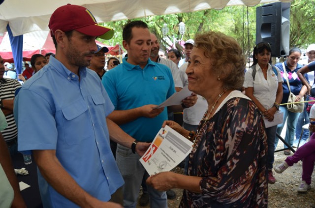 Capriles: Las colas se acaban produciendo, no amenazando