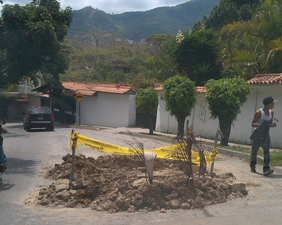 Hidrocapital deja vuelta leña las calles del municipio Baruta
