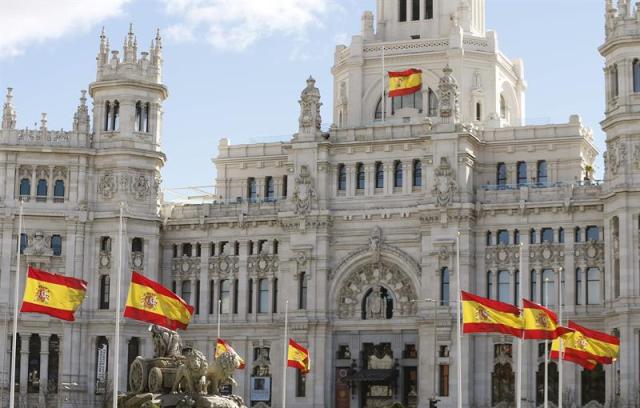 Las banderas de España situadas junto al Palacio de Cibeles, ondeaban a media asta tras el luto oficial de tres días decretado por el Gobierno tras el accidente aéreo ocurrido ayer en los Alpes franceses en el que fallecieron 150 personas, 45 de ellas de nacionalidad española.EFE/J.J. Guillén