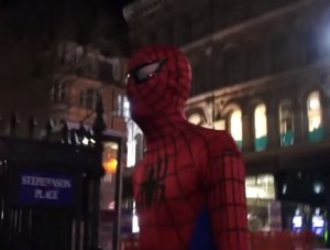 Spiderman existe y ayuda a indigentes en Inglaterra (Video)