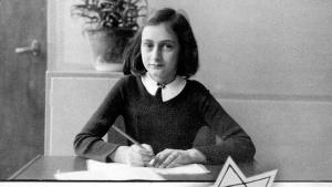 Un poema escrito por Ana Frank fue vendido por 140.000 euros en Holanda
