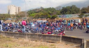 Motorizados exigen seguridad y trancan la autopista Francisco Fajardo (Fotos)