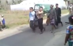 Transportaban un ataúd y se les cayó el muerto (Video)