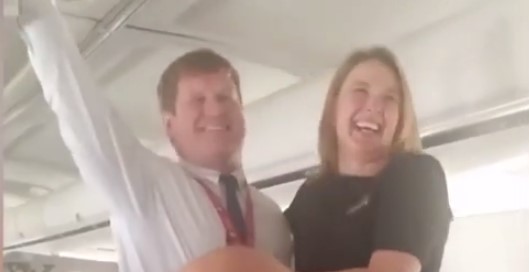 Piloto enamorado le pide matrimonio a azafata en pleno vuelo (Video)