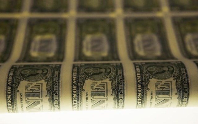 Una lámina de billetes de un dólar durante proceso de producción en Washington