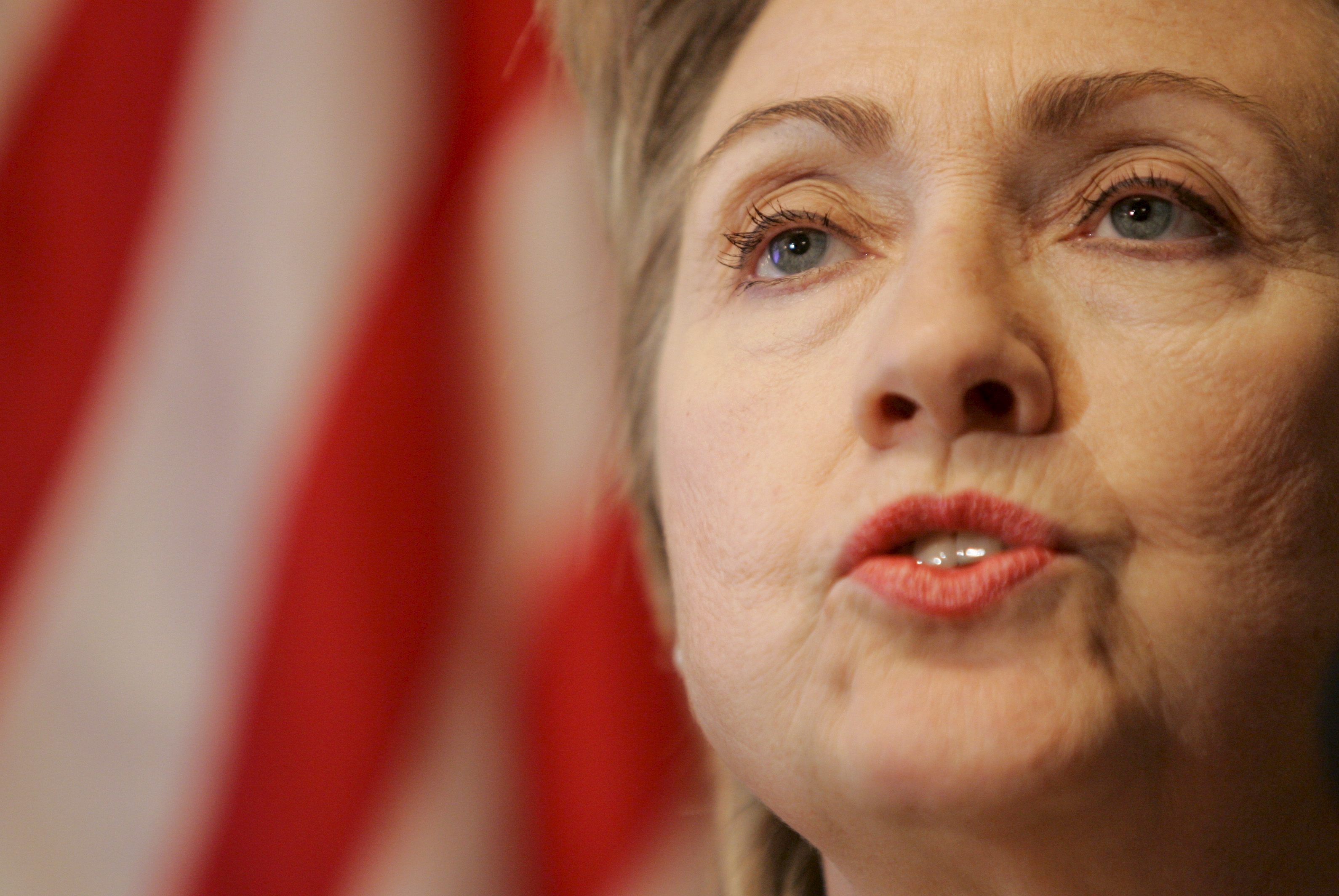 Según The Washington Post, Clinton pagó a funcionario para mantener polémico correo privado