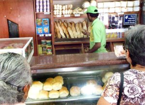 En más de 50% baja la producción de pan en Aragua