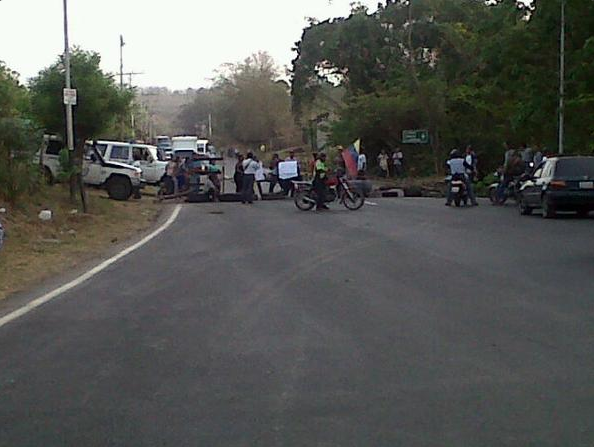 Cerrado el paso en la carretera Santa Lucía- Mariches por protesta