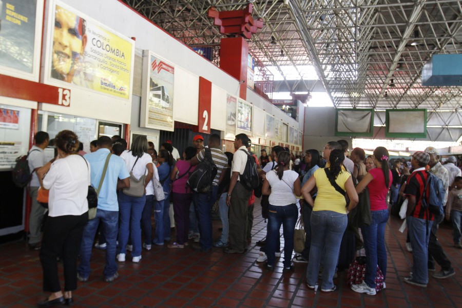 Al menos seis salarios mínimos deberán invertir viajeros para salir de Caracas esta Navidad