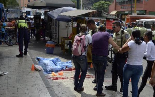Asesinan a hombre de un disparo en la cabeza en Chacaíto (Fotos)