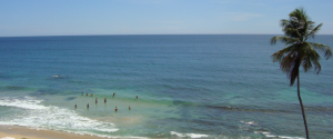Suaves arenas y fuertes olas describen a Playa Chirimena