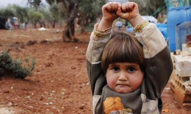 Familia de la niña siria cuya foto se volvió viral viajó a una ciudad tomada por yihadistas