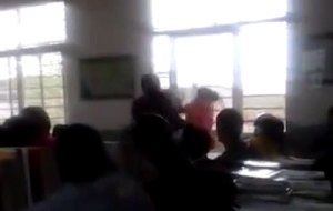 Repudiable: Un profesor le cae a golpes a una estudiante en China (Video)
