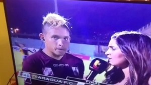 “Fanático” del Aragua FC propinó brutal patada a futbolista en plena entrevista (Video)
