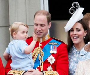 El primer saludo del príncipe George en el balcón del palacio de Buckingham (Fotos)