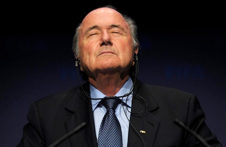 Blatter reculó: No he renunciado, sólo puse mi mandato a disposición
