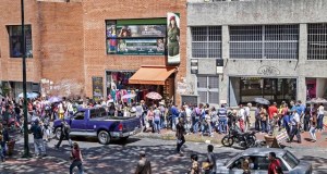 La Nación (Argentina): Los venezolanos saltan de cola en cola