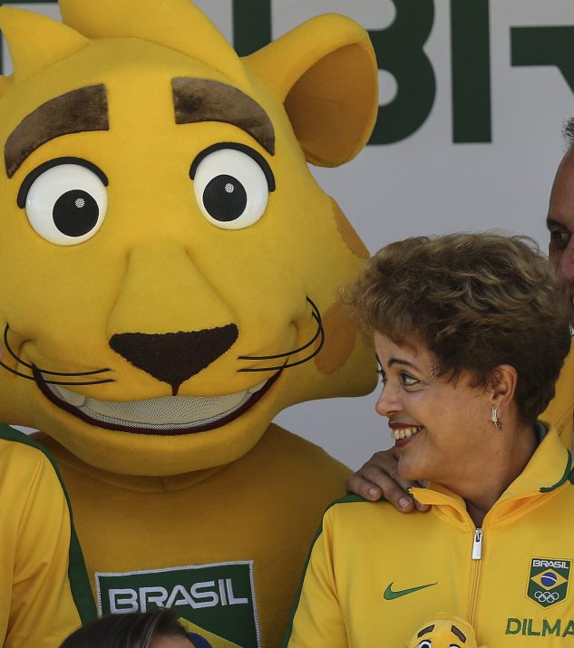 Foto: La presidenta brasileña Dilma Rousseff (d), participa hoy, martes 23 de junio de 2015, en la presentación de la mascota "Ginga" (i) para los Juegos Olímpicos de 2016 en Río de Janeiro