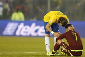 La consolación de Filipe Luis a “Miku” tras la eliminación en la Copa América (Fotos)