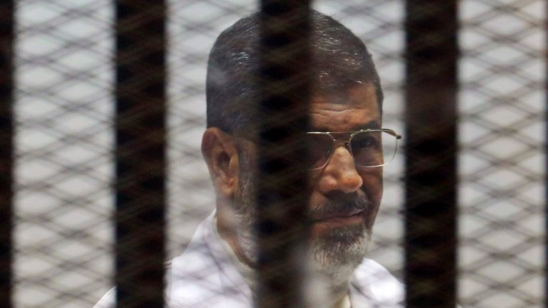 Anulan la cadena perpetua al expresidente egipcio Mursi en caso de espionaje