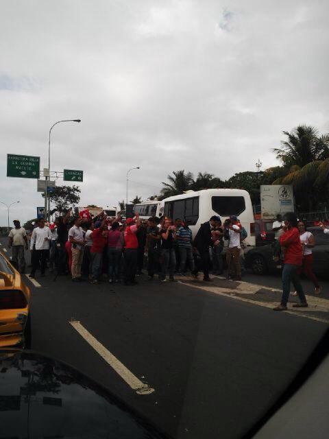 Oficialistas bloquean vías para impedir paso de senadores brasileños (Fotos)