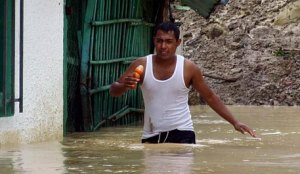 LA FOTO: Con el agua hasta la cintura #Táchira