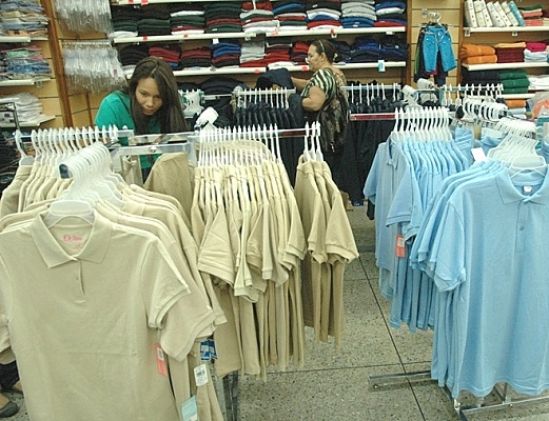 Padres adelantan compras de uniformes escolares por temor a la inflación y escasez