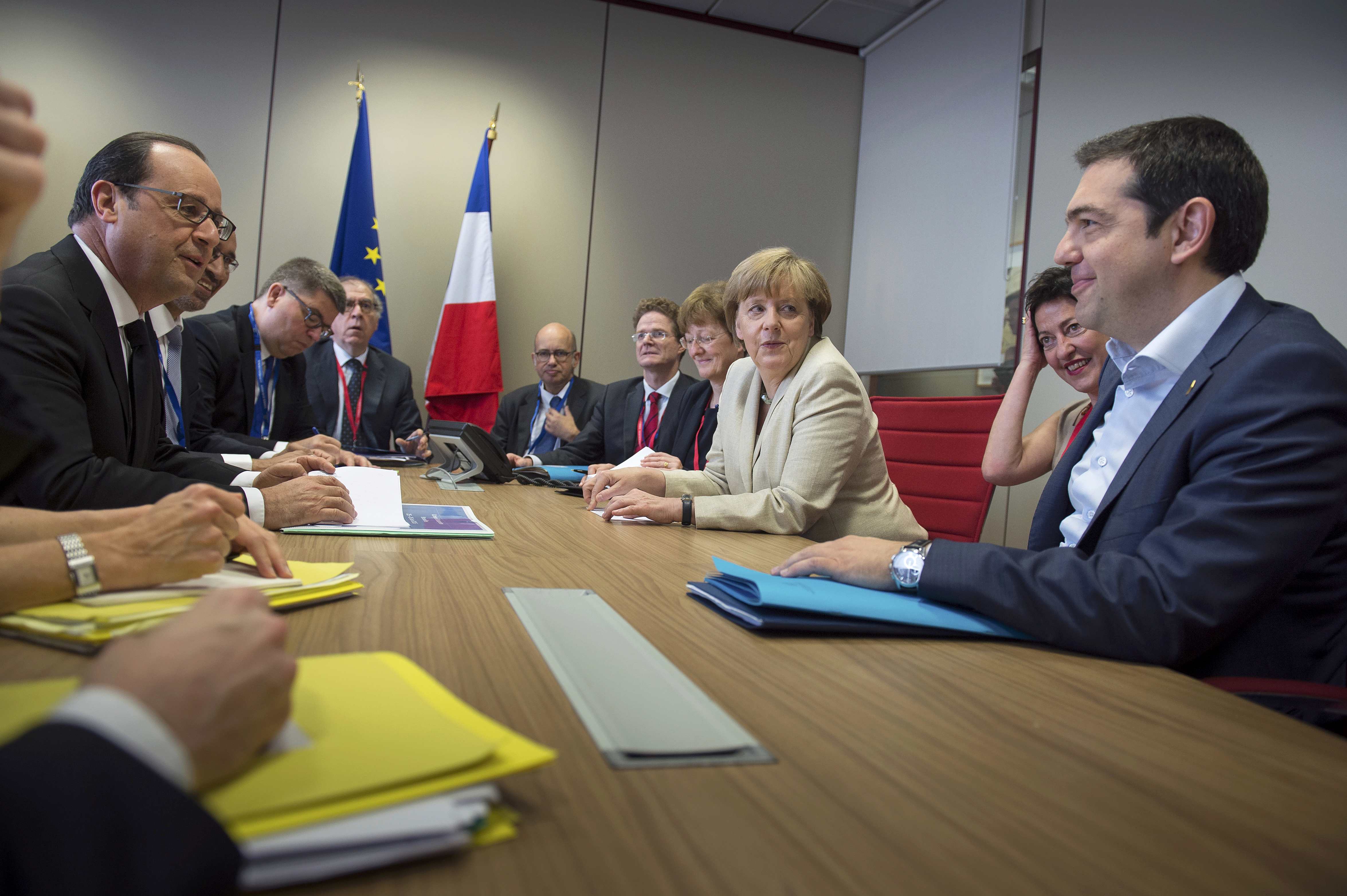 Merkel y Hollande quieren que se realice una cumbre de líderes de la zona euro el martes