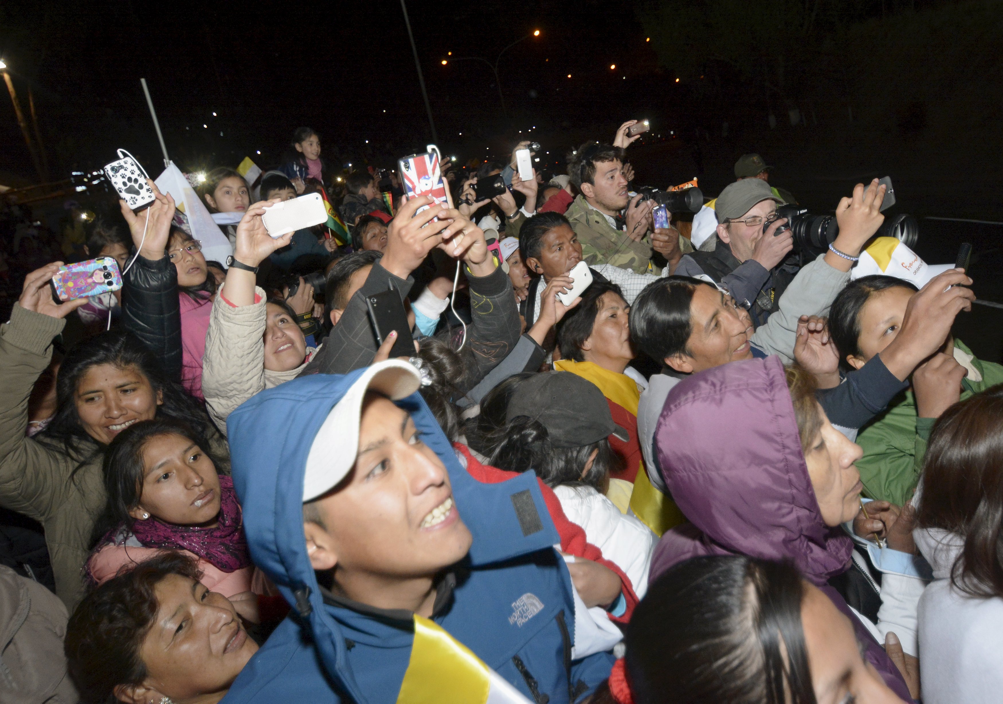 Bolivianos pasan la noche en la plaza del Cristo Redentor esperando al Papa
