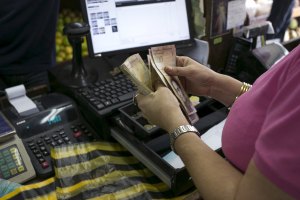 Inflación y bachaqueo agotan billetes de 100 bolívares