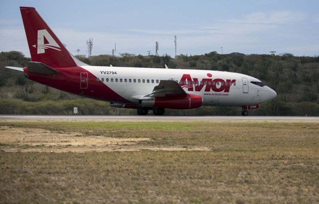An aircraft of Avior Airlines lands at a runway on the Simon Bolivar airport in Caracas July 17, 2015. Venezuelan airline Avior is purchasing 12 used planes to offer new international routes from the South American nation, where foreign carriers have slashed flights due to currency controls. Avior President Jorge Anez said in an interview on Thursday that the company was purchasing six planes from Europe's Airbus Group and six from Chicago-based Boeing CO for a total of about $150 million. REUTERS/Marco Bello