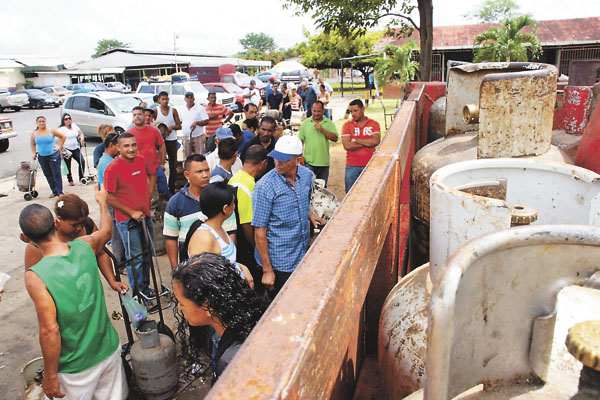 Largas colas para comprar gas en Ciudad Bolívar