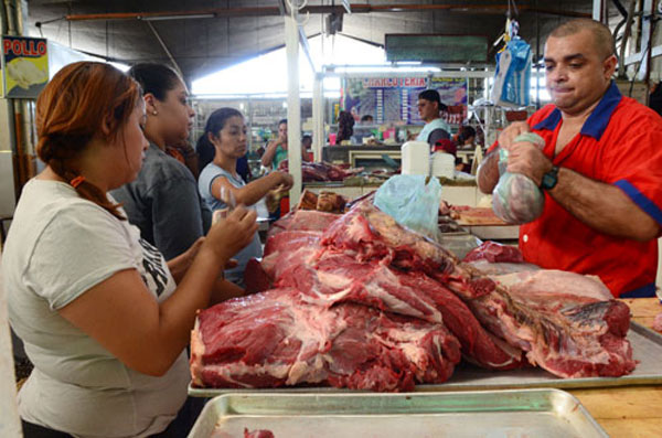 Estirando el presupuesto para comprar carne y pollo