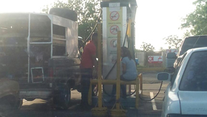 El romántico bachaqueo de gasolina… mira por donde le meten la manguera (FOTO)