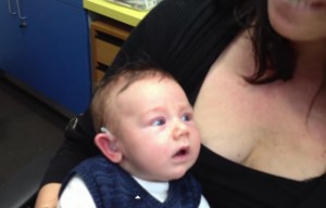 Mira la reacción de este bebé sordo al escuchar a su madre por primera vez (Video)