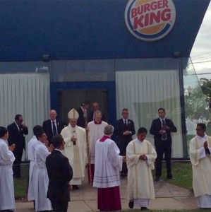 Un local de Burger King fue la sacristía que usó el papa Francisco en Bolivia (Fotos)