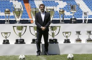 Iker Casillas posa junto a los 19 trofeos conquistados con el Real Madrid (Fotos)