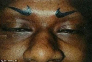 ¡De terror! Estas personas creyeron que tatuarse las cejas sería lindo pero… no fue así