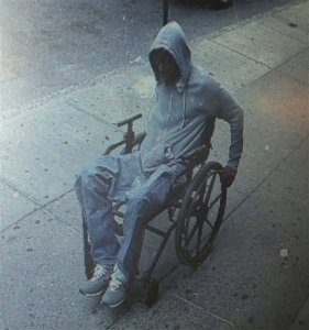 Hombre en silla de ruedas roba banco en Nueva York y escapa (Foto)
