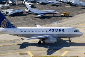 Indemnizan a exjefe de United Airlines con 36,8 millones dólares por despido