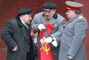 Stalin golpea a Lenin con un paraguas cerca de la Plaza Roja