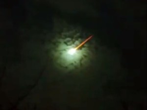 Cielo verde en Argentina: Capturan en video la caída de un “meteorito” (ESPECTACULAR)