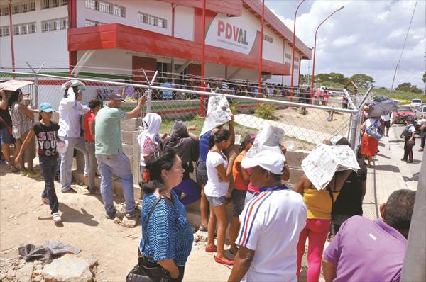 Eliminar venta por terminal de cédula ha generado más colas en Valencia