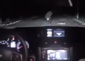 Terror en video: Nunca te detengas en el medio de la noche… ¡mucho menos te bajes del carro!