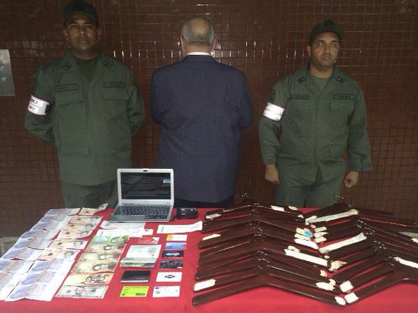 Detienen a hombre con droga en ganchos de ropa (Fotos)