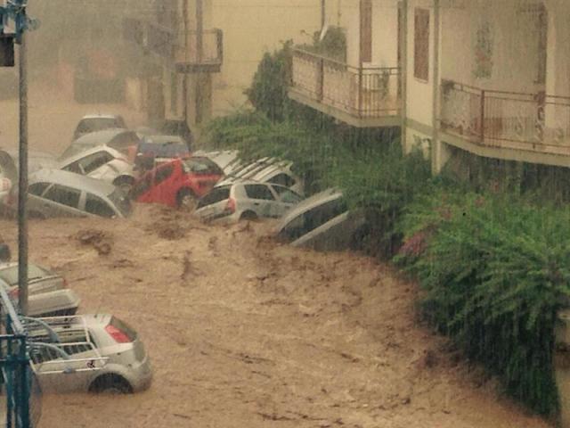 Fotografía facilitada por la Policía italiana que muestra los daños ocasionados por las lluvias torrenciales en la región de Calabria, Italia, hoy, 12 de agosto de 2015. Numerosas personas permanecen atrapadas en sus residencias y otras tantas que permanecían en una zona de acampada cercana a la región han tenido que ser evacuadas debido a las inundaciones. EFE/POLICÍA ITALIANA